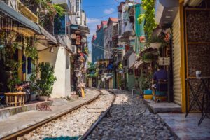 Hanoi train street old house and railroad in Hanoi Vietnam | Kenzan Travel Vietnam, Hanoi, tåggatan