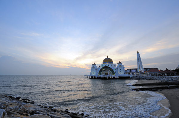 Moskén vid Malackasundet. Foto: Tourism Malaysia | Kenzan Travel Resa till Malaysia Moské Malackasundet