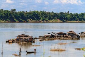 Kambodja, Kratie, Cambodia. Floating Vietnamese fishing village at the southern tip of Koh Trong Island across the Mekong River from Kratie, Cambodia.