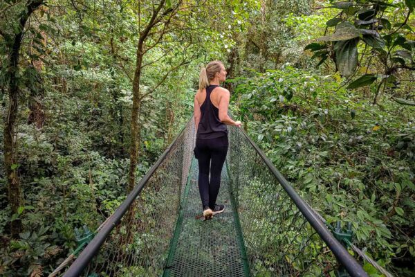 Costa Ricas nationalparker Monteverde Cloud Forest, Kajsa på promenad bland trätopparna