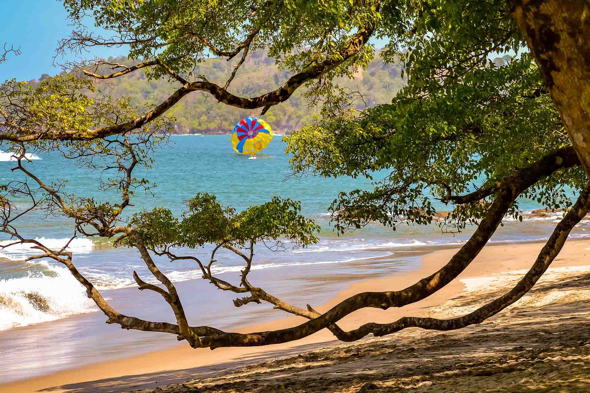 Costa Ricas nationalparker, bild från en strand i MANUEL ANTONIO nationalpark