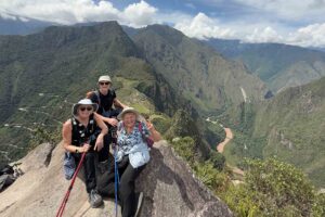 Conny, Gunilla och Ami på toppen av Huayna Picchu