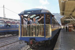 Peru tåg Cusco-Puno Conny reser toppbild | Kenzan Travel Peru resa, med tåg mellan Cusco-Puno mot Titicacasjön