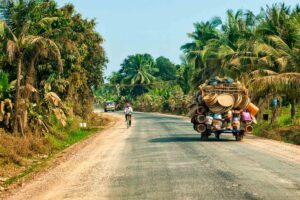 Kambodja, Battambang , från en landsortsväg, överfylld traktor
