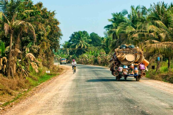 Kambodja, Battambang , från en landsortsväg, överfylld traktor