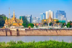 Kambodja, Phnom Penh, Phnom Penh city skyline and Tonle Sap River. Phnom Penh is the capital and largest city in Cambodia.