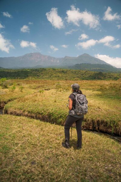 Tanzania safari, safariparker, Arusha, kvinna som vandrar