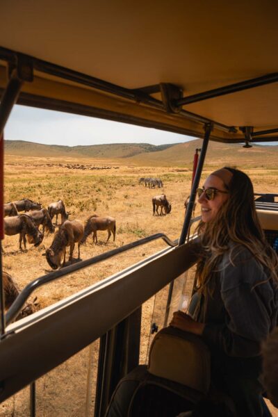Tanzania, safariparker, Ngorongoro, resa till Tanzania, kvinna i safarifordon