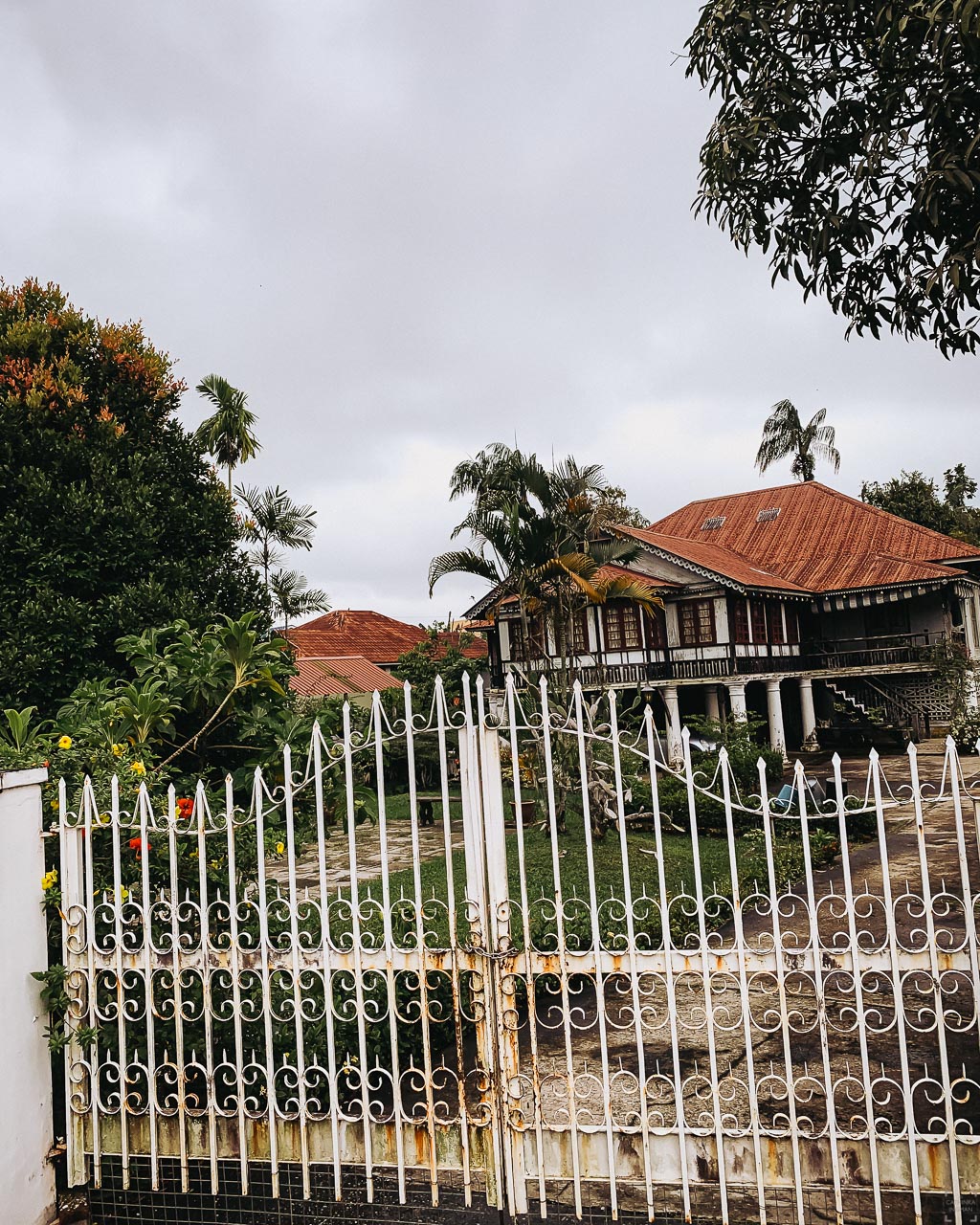 Borneo, Kuching, på cykel, kolonialt hus