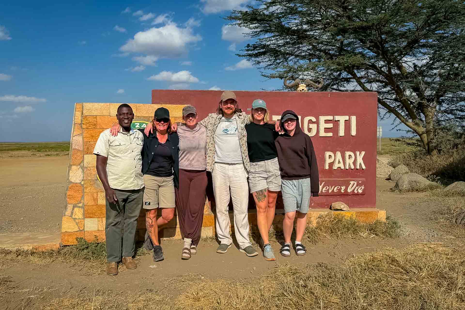 Tanzania safari, Ella m familj framför Serengetiskylt