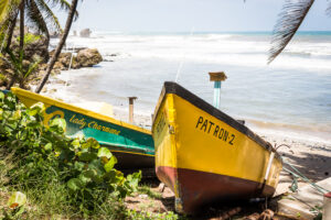 båtar från Batsheba, Barbados | Kenzan Travel Färgglada båtar från Batsheba Beach på Barbados