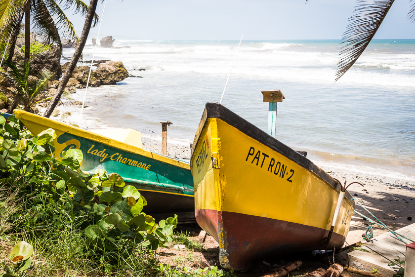 Färgglada båtar från Batsheba Beach på Barbados